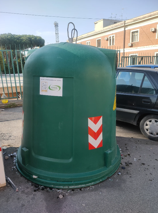 Campana del vetro, (Via Terme di Traiano 68)