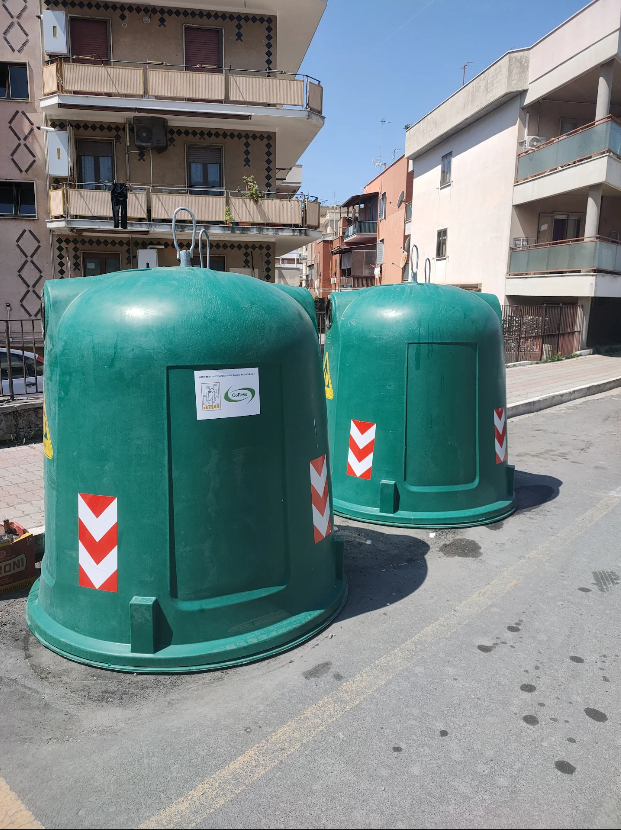 Campana del vetro, (Via Francesco Barbaranelli 14, fronte scuola)