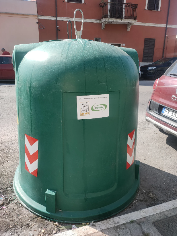 Campana del vetro, (Via Terme di Traiano fronte civico 17)