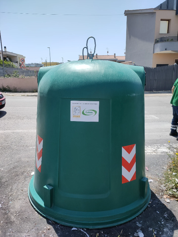 Campana del vetro, (Via Terme di Traiano 74, davanti Carabetta)