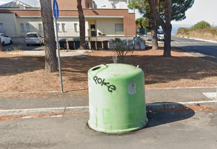 Campana del vetro, (Via Padre Gian Battista Labat 8, fronte scuola)