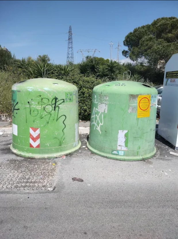 Campana del vetro, (Via orto di Santa Maria 19, fronte punto Emi)