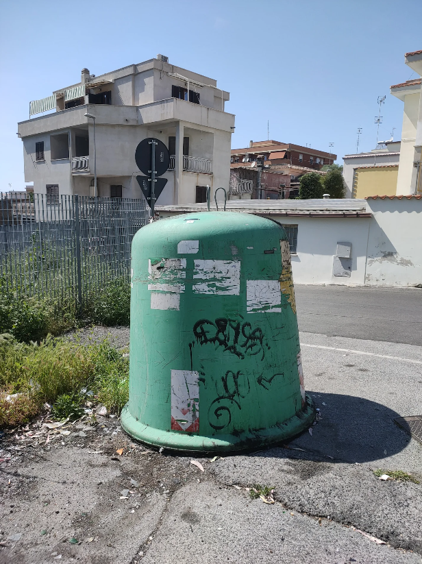 Campana del vetro, (Via Alberto Valentini 16, ex farmacia comunale)