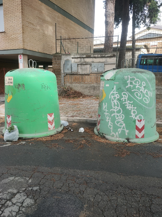 Campana del vetro, (Via Flaminio Mattei 11, dietro parrocchia Gedila)