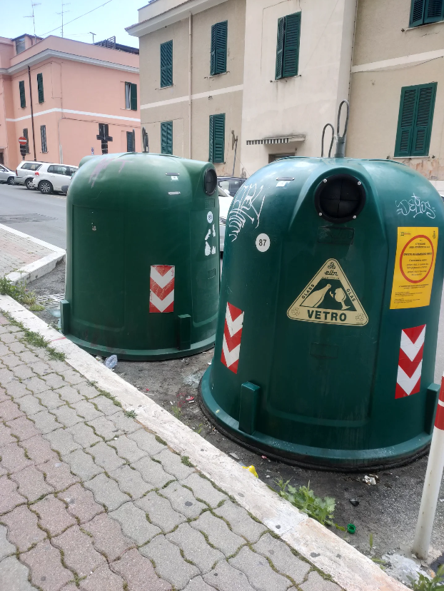 Campana del vetro, (Via Carlo Calisse 73, altezza Nona)