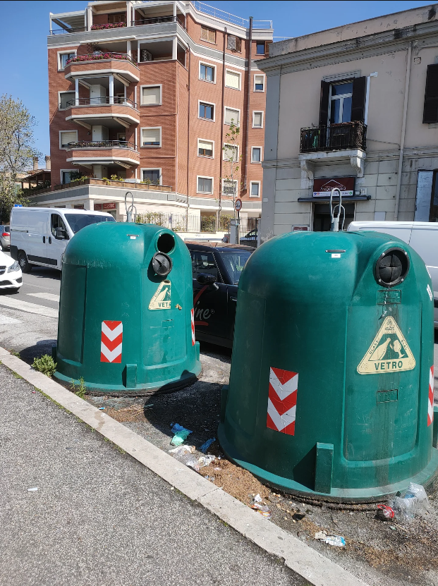 Campana del vetro, (Via Roma 60, altezza banche)