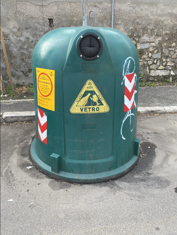 Campana del vetro, (Via Isonzo 55, fronte parcheggio)