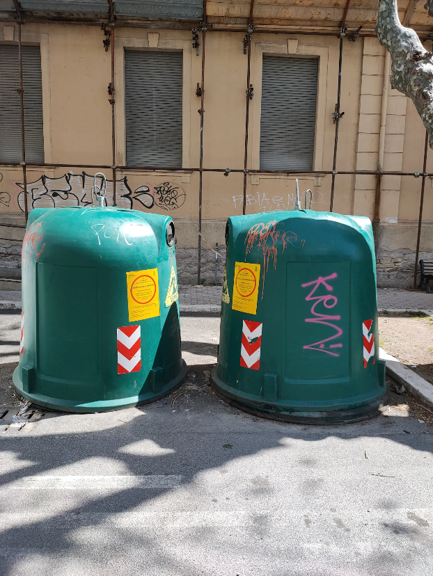 Campana del vetro, (Via XVI settembre 18, fronte scuola)