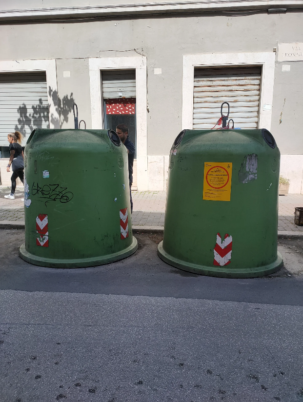 Campana del vetro, (Via Leonardo 1, mercato)