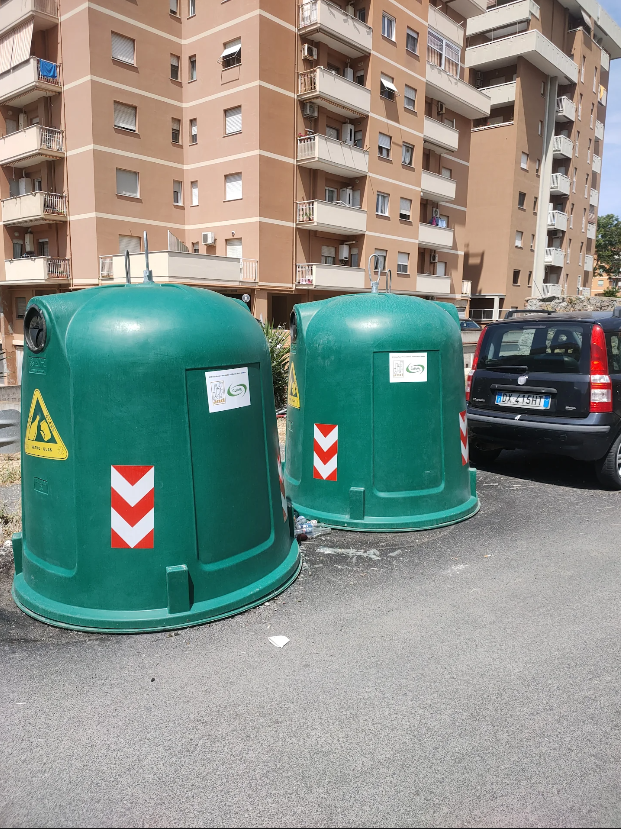 Campana del vetro, (Via del Bricchetto, dopo civico 3)